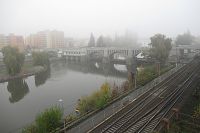 I Masarykův most a zdymadlo jsou mlze