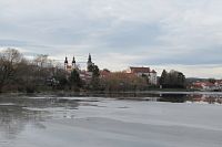 Zámecký areál a kostely přes Štěpnický rybník