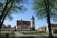 Jaro na Bítově – 7. den – Bítov – náměstí (kostel sv. Václava, Muzeum vláčků a Veteran muzeum) a odjezd