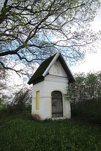 Výklenková kaple kousek za hřbitovem