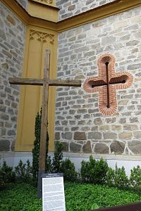 Hluboká nad Vltavou - takhle vypadá křížová cesta u kostela