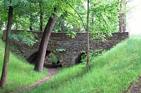 Bedřichovy sady - kamenný most přes bývalý příkop