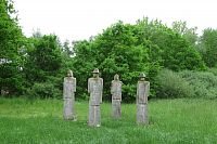 Čtyři dřevěné sochy husitských bojovníků