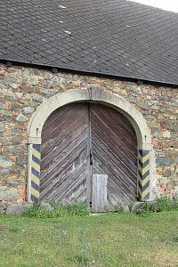 Tesaný portál se znaky opata Tyttla a datací 1735