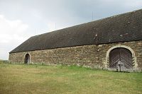 Mohutná barokní kamenná stodola i z druhé strany
