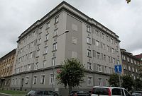 Dvořákova ulice - bytový dům pro zaměstnance Škody je z Raisovy ulice ozdoben logem Škoda