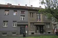 Vpravo je dům architekta Bohumila Chvojky (slavná vila Plzeňska)