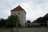 Věž ze 14. století a zbytky opevnění