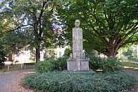 Smetanovy sady - pomník s bustou hudebního skladatele Bedřicha Smetany