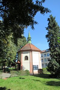 Smetanovy sady - barokní osmiboká kaple sv. Kříže