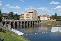 Dnes silniční most - pevnostní vypadal podobně. Vysoká budova je bývalý pšeničný mlýn