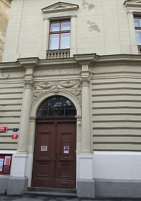 Sokolovna v Karlíně - hlavní vchod