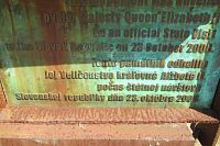 Bronzová deska na památníku připomíná královnu Alžbětu