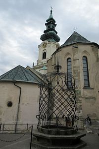Vlevo románská apsida kostela sv. Emerána, vpravo gotická apsida horního kostela