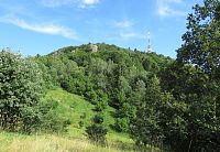 Vysílač na Sitnu a až 50 m vysoké skalní věže