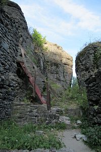 Ruiny středověkého hradu Sitno