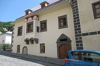 Náměstie sv. Trojice vpravo - Baumgautnerov dom  vznikl spojením dvou domů