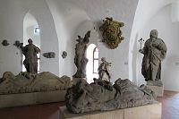 Starý zámek - barokní kamenné sochy