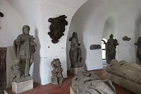 Starý zámek - barokní kamenné sochy