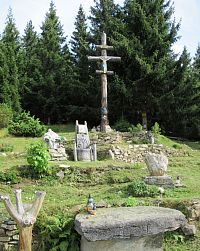Řeckokatolický kříž a chrám Sedmibolestné Panny Marie (to je asi ta socha Panny Marie)