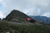 Kamenná chata pod vrcholem Chopku