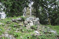 Kamenná mohyla se sousoším horské piety