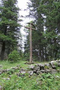 I ten vyřezávaný kříž  patří k cintorínu