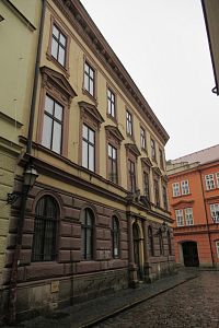 Staré Rudolfinum a červený dům na místě obecního špejcharu