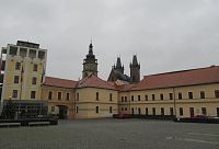 Pivovarské náměstí a věže kostela sv. Ducha a Bílá věž
