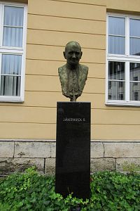 Busta Jana Pavla II. před gymnáziem
