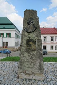 Kamenný pomník s plastikou císaře Josefa II.