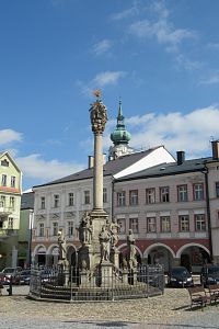 Trutnov - Krakonošovo náměstí se sloupem Nejsvětější Trojice