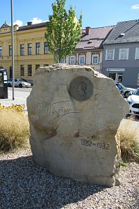 Husovo náměstí - památník Miroslava Tyrše