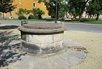 Josefov - původní studny na náměstí