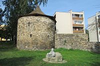 Havlíčkův Brod - zbytky hradeb a kamenná lavička s lego panáčkem