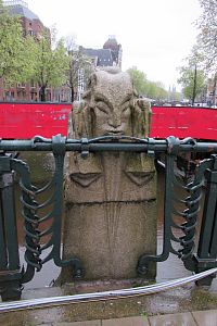 Na mostě Engelschmanbrug přes Keizersgracht