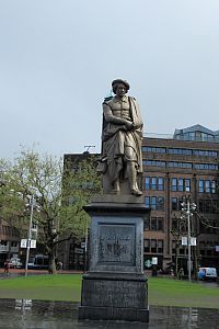 Socha malíře Rembrandta van Rijna na náměstí Rembrandtplein
