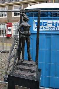 De Wallen - čtvrť červených luceren - socha Belle (Kráska)
