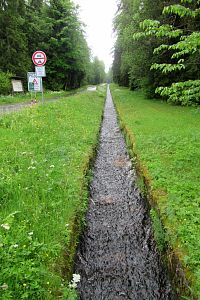 Mechov - hlavní silnice - kanál vlevo