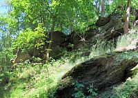 Skály na trase ke hradu Hausberg