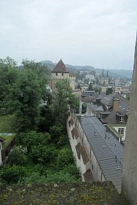 Vidíme ty tři věže, u kterých jsme nebyli, a v pozadí kostel Church of St. Leodegar