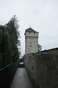 Cesta podle hradeb k Hodinové věži Zytturm