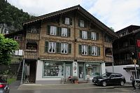 Poznáváme Švýcarsko - 2. den - dopoledne: Lauterbrunnen - městečko a vodopád Staubbach; vesnička Mürren; vrchol Schilthorn s otočnou restaurací, kde se točil 6. díl Bonda; mezistanice Birk a Sky walk