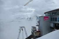 Tímto směrem jsou vrcholy vrcholy Eiger, Mnich a Jungfrau (zatím ukryté v mracích)