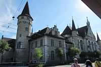 Poznáváme Švýcarsko - 3. den: Zürich, největší švýcarské město, trošku historie, procházka starým městem přes 4 největší kostely (Grossmünster, Fraumünster, St. Peter, Wasserkirche), procházka podle jezera, pivovar sBier
