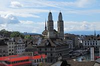 Jsou vidět i věže kostela Grossmünster ...