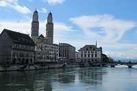 Za řekou opět vidíme věže kostela Grossmünster