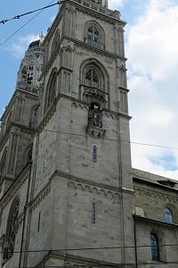 Věž kostela Grossmünster se sochou Karla Velikého