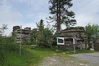 Jsme na Třístoličníku - vlevo vrchol Dreisesselfelsen (1323 m) s vyhlídkou