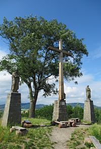 Vrchol Brada - kříž a sochy sv. Petra a Pavla